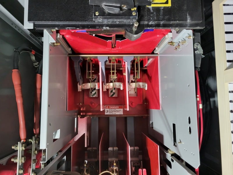 Square D #EG44D, iso-flex motor control ce, 4160 Volts, (3) Vacuum Motor Starters, 2000 amp horizontal bus - Image 7