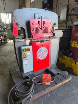 4" x 4" x 1/4" Edwards, 55 ton, hydraulic, 5 HP, 3 phase, notcher, 2014 - Image 1