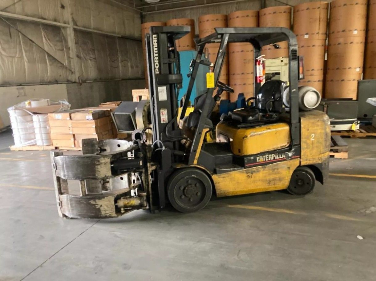 6000 lb. Caterpillar #GC30K, Forklift w/ Drum Clamp Attachment, 186" lift height - Image 2