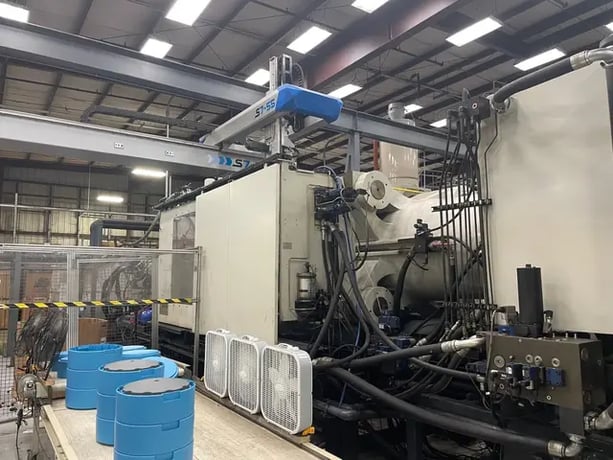 850 Ton, 362 oz., Milacron #VL850-362, horizontal plastic injection molder, 45.3" x 37.4" tie bar spacing - Image 3