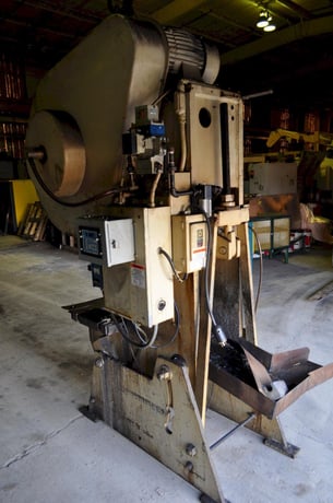45 Ton, Niagara #M-45, OBI flywheel press, 4" stroke, 11" Shut Height, 3" adj., 110 SPM, 28" x18" bed (2 - Image 3