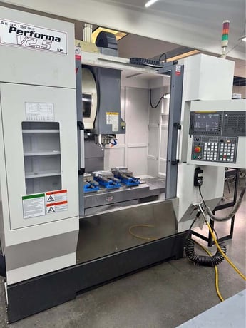 Akira-Seiki #V2.5-XP, CNC vertical machining center, 30" X, 17.5" Y, 20.5" Z, 12000 RPM, CAT-40, 28 automatic - Image 1