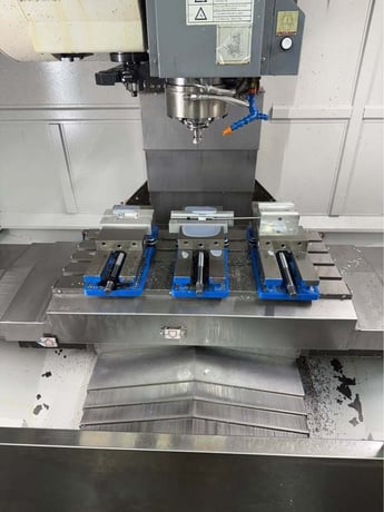 Akira-Seiki #V2.5-XP, CNC vertical machining center, 30" X, 17.5" Y, 20.5" Z, 12000 RPM, CAT-40, 28 automatic - Image 4
