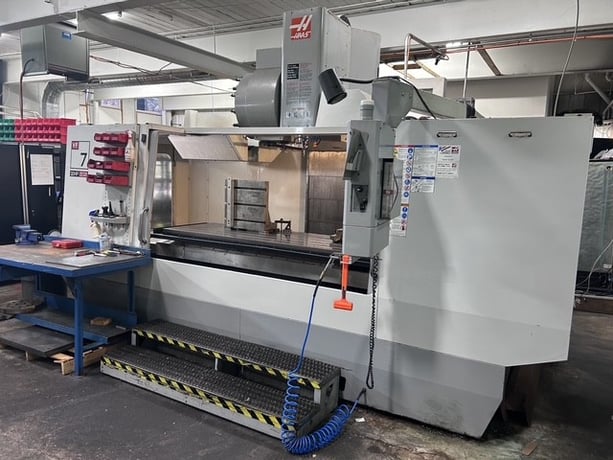 Haas #VF-7/40, CNC vertical machining center, 84" X, 32" Y, 30" Z, 7500 RPM, CAT-40, 30 HP, 24 automatic tool - Image 2