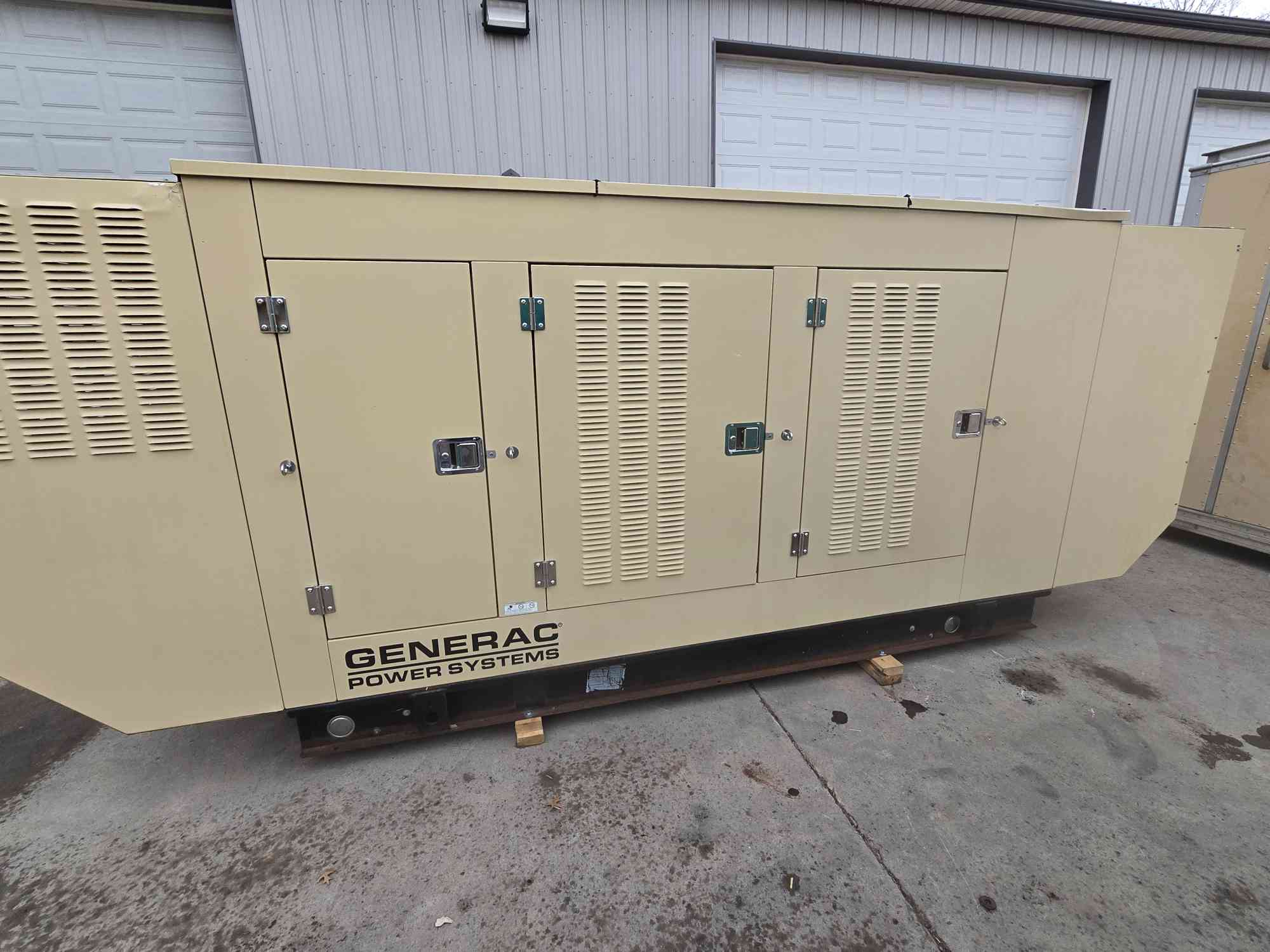 125 KW Generac #SG0125, natural gas/LP generator set, 3 Phase (105 KW 1 Phase), 340 hours, 2004, tested - Image 1
