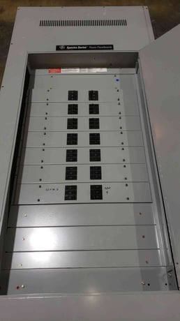 600 Amp, General Electric Spectra APN, Panelboard, 208Y/120 Volts, 3 Phase, w/ 20A & 100A Breakers - Image 1