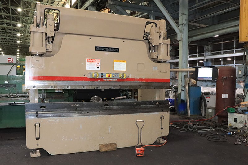 135 Ton, Cincinnati #135CBIIx8, hydraulic press brake, 10' overall, 102" between housing, 8" stroke, 7" - Image 1