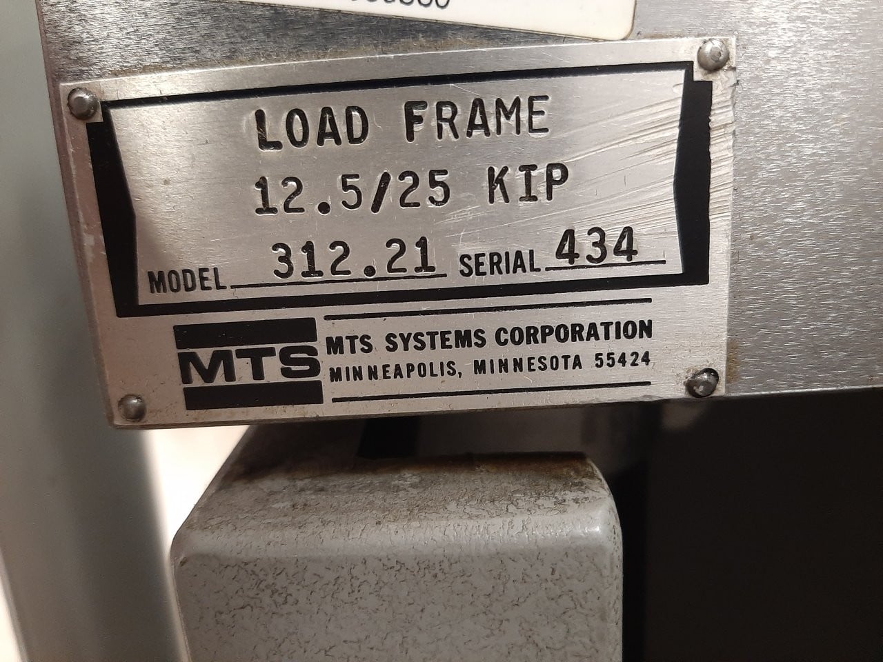 2.5 KIP (10kN) MTS #312.21, fatigue load frame, 2 columns, 20.75" btwn columns, 27.5" x 10" table - Image 2