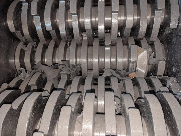 UNTHA, Quad-Shaft Shredder, 1" blade width, 28" x 30" feed opening, (2) 30 HP motors, infeed conveyor - Image 2