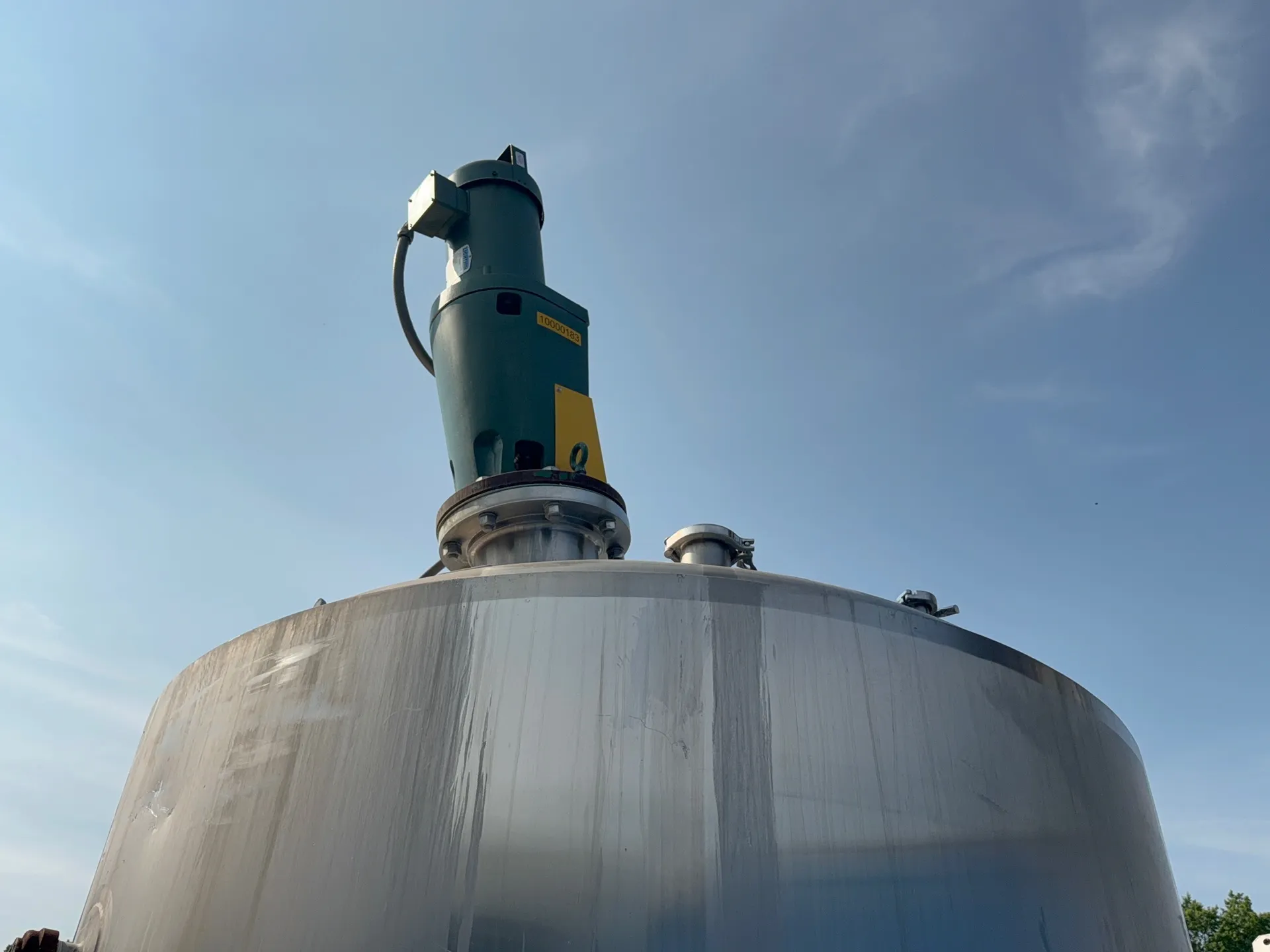 1400 gallon Apache, Stainless Steel mixing tank, dimple jacket, 3.5 HP, 1998 - Image 2