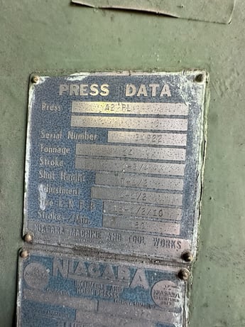 14 Ton, Niagara #A2, tilt punch press w/ flywheel, 1-3/4" stroke, 7-1/2" Shut Height, 15-1/2" x 10" table - Image 2