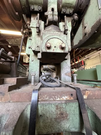 14 Ton, Niagara #A2, tilt punch press w/ flywheel, 1-3/4" stroke, 7-1/2" Shut Height, 15-1/2" x 10" table - Image 4