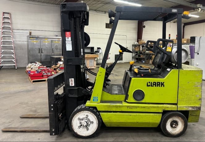 4675 lb. Clark #GCS30MB, propane, cushion tire forklift, 2-stage mast, side shift, fork positioner, 36" forks - Image 2