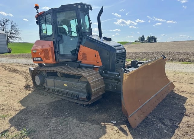 Develon DD100, Crawler Dozer, 122 HP HD Hyundai engine, 2200 RPM, 6-way blade, 320 hours, 2023 - Image 2