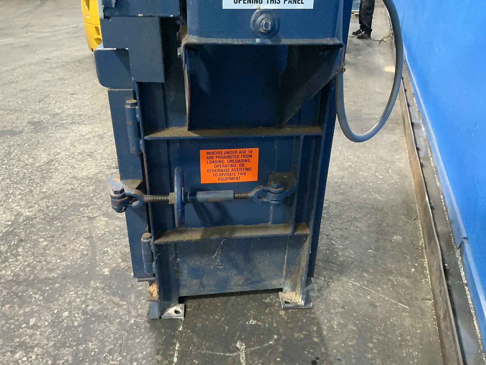 46" x 24" JV Manufacturing #DL-46-LD-VB, vertical baler, 230/460 V., 2002 - Image 2