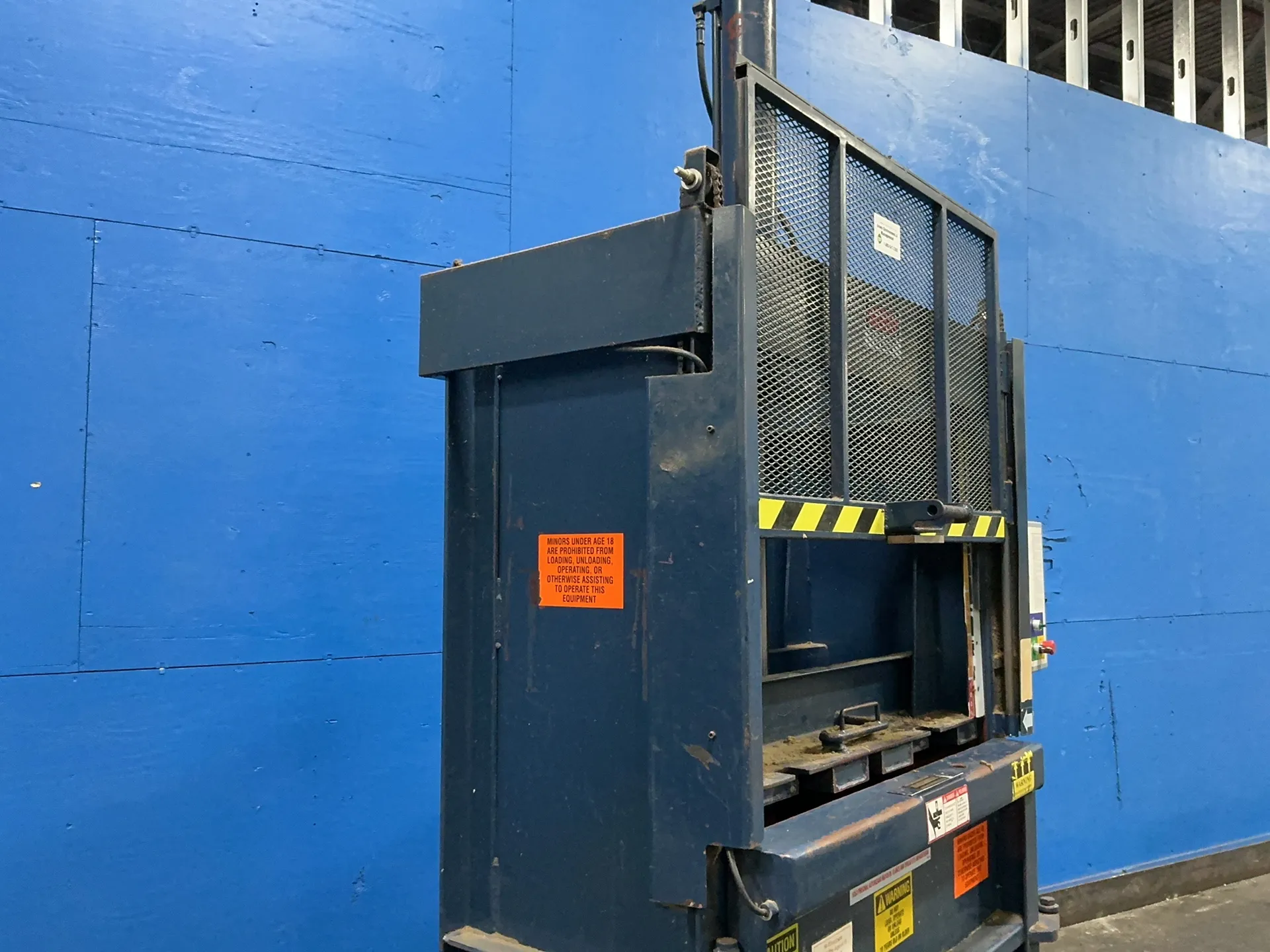 46" x 24" JV Manufacturing #DL-46-LD-VB, vertical baler, 230/460 V., 2002 - Image 6