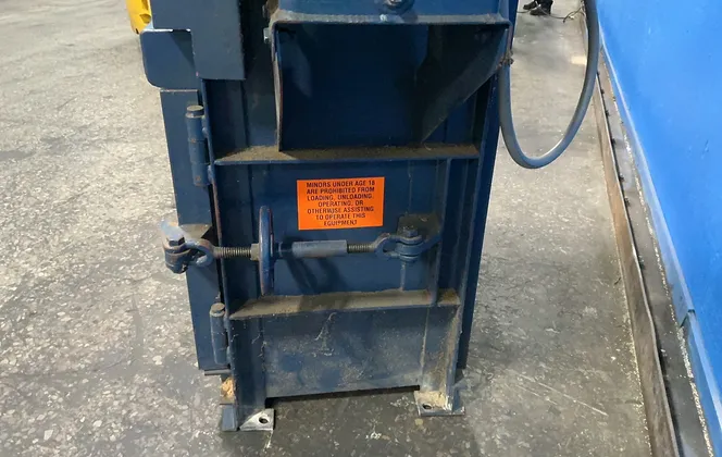 46" x 24" JV Manufacturing #DL-46-LD-VB, vertical baler, 230/460 V., 2002 - Image 7