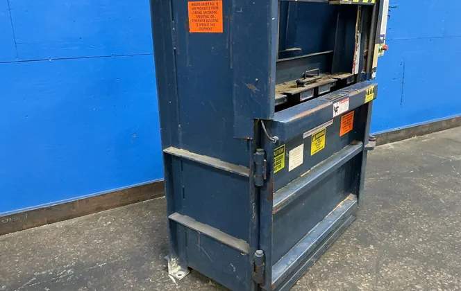 46" x 24" JV Manufacturing #DL-46-LD-VB, vertical baler, 230/460 V., 2002 - Image 10