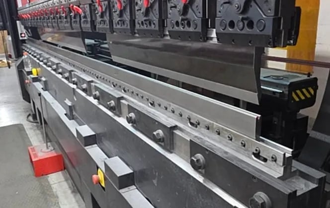 243 Ton, Amada #HRB2204, hydraulic press brake, 2022 - Image 3