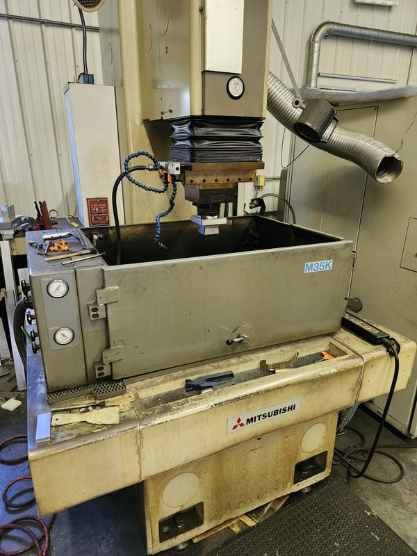 Mitsubishi #M35K, Electrical Discharge Machine, 27.6" x19.7" table, C4 cnc, 3R tooling, 1988 - Image 2