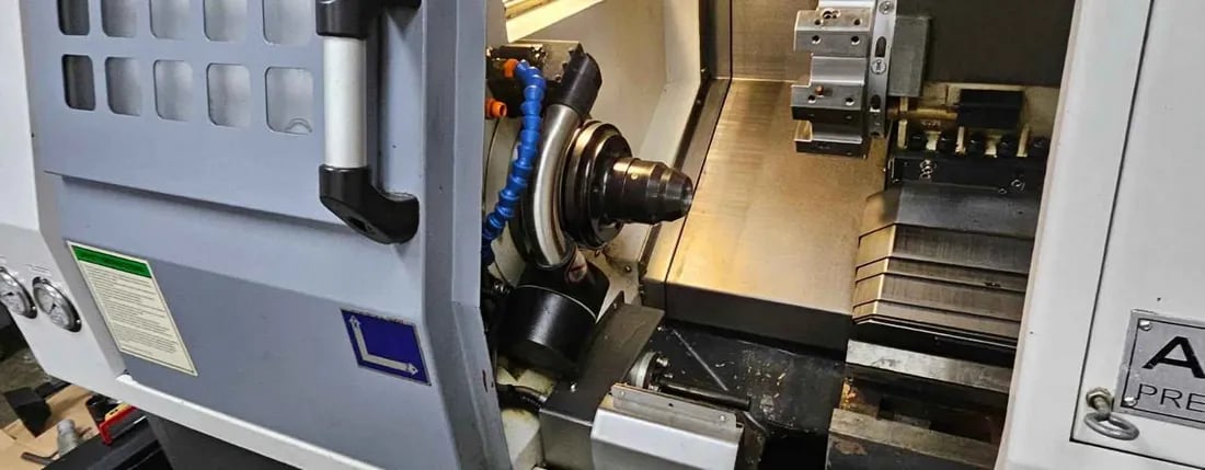 Akira Seiki #SL20, CNC lathe, 17.7" swing, 1.7" bar, 6" chuck, 13" centers, 11.4" turning diameter, 10 - Image 3
