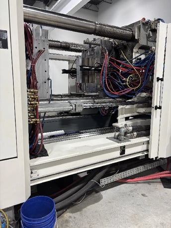 900 Ton, 217 oz., Krauss Maffei #900-1200GX, injection molding machine, 46.46" x 39.4" tie bars, 60.35" - Image 2