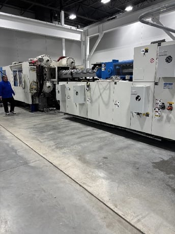 900 Ton, 217 oz., Krauss Maffei #900-1200GX, injection molding machine, 46.46" x 39.4" tie bars, 60.35" - Image 3