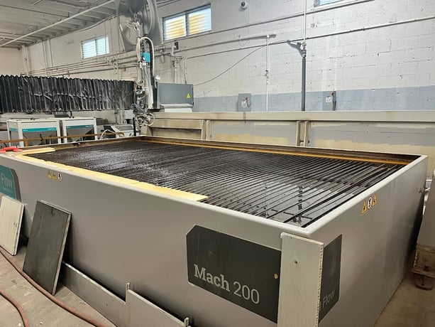 Flow #Mach-200-4020-Pivot, waterjet, 6.6' x 13.1' table, 30 HP, 60,000 PSI., 8" Z travel, FlowExpert control - Image 3