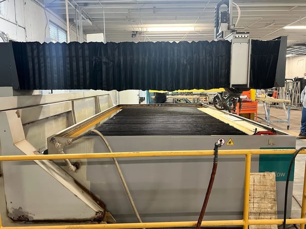 Flow #Mach-200-4020-Pivot, waterjet, 6.6' x 13.1' table, 30 HP, 60,000 PSI., 8" Z travel, FlowExpert control - Image 4