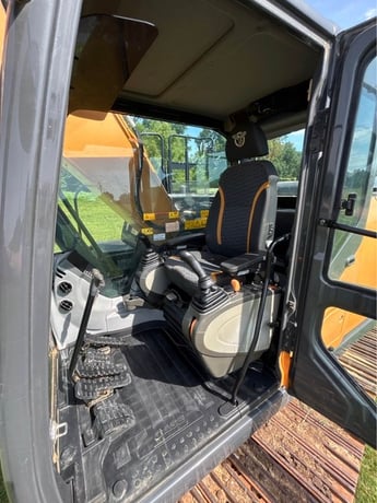 Case #CX250C, excavator with hydrauilc thumb, Isuzu diesel, enclosed cab with air cooled & heat, 1364 hours - Image 5
