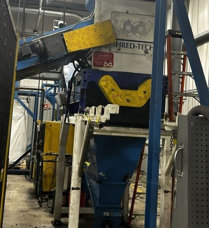Shred-Tech #STQ-50E, 4 shaft shredder, 28" x 39" cutting chamber, 48 upper & lower knives, 2015 - Image 3