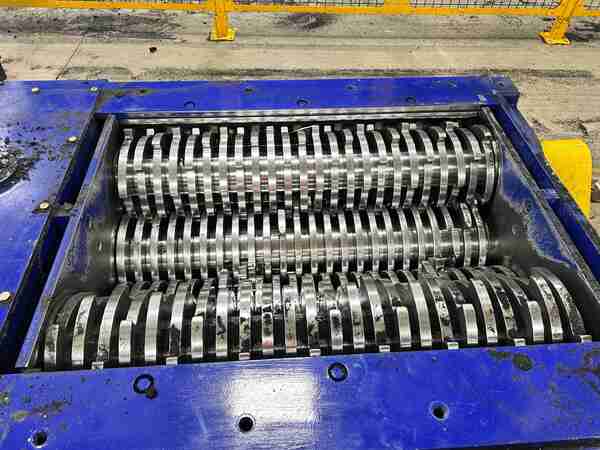 Shred-Tech #STQ-50E, 4 shaft shredder, 28" x 39" cutting chamber, 48 upper & lower knives, 2015 - Image 5