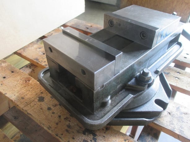 Kurt Manufacturing #D675, Precision Milling Machine Vise, 6" jaw width, 7.5" jaw opening, swivel base & handle - Image 2