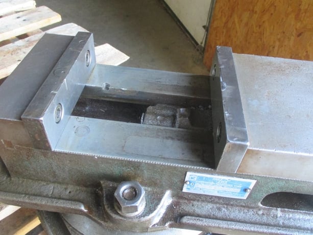 Kurt Manufacturing #D60, Precision Milling Machine Vise, 6" jaw width, 6" jaw opening, swivel base & handle - Image 3