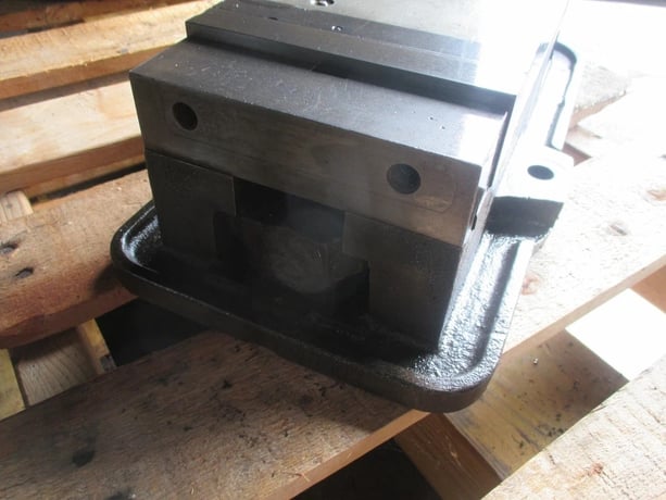 Kurt Manufacturing #D60, Precision Milling Machine Vise w/ Handle, 6" jaw width, 6" jaw opening - Image 7