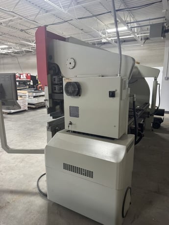 100 Ton, Accurpress #710012, CNC hydraulic press brake with 2-Axis Back Gauge, 12' overall, 124" between - Image 3