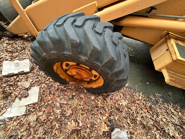 Ford New Holland #555C, tractor loader, 4WD, diesel engine, 85 HP, enclosure cab, Rear backhoe w/ stabilizers - Image 4