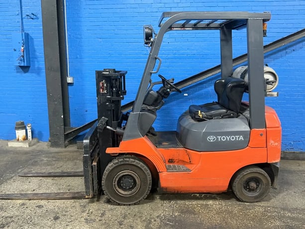 3300 lb. Toyota #7FGU15, Propane Forklift, 80" lift height, 30" mast, 4" x42" forks, solid tires, 15673.5 - Image 1