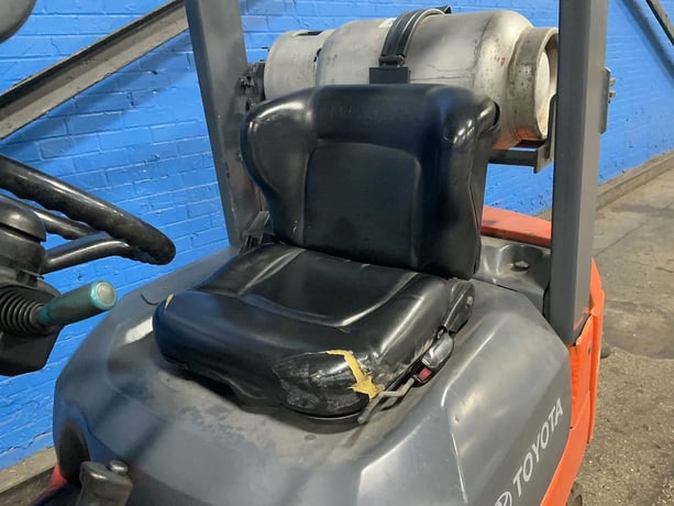 3300 lb. Toyota #7FGU15, Propane Forklift, 80" lift height, 30" mast, 4" x42" forks, solid tires, 15673.5 - Image 6