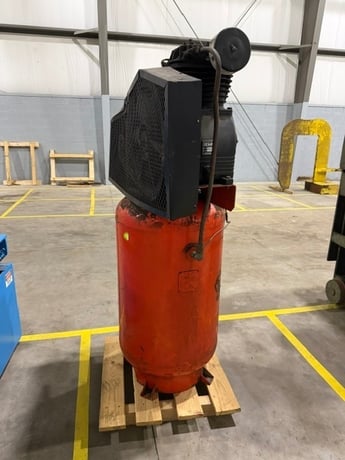 7.5 HP Manchester, tank mounted compressor, 200 psi, 74 gallon - Image 3