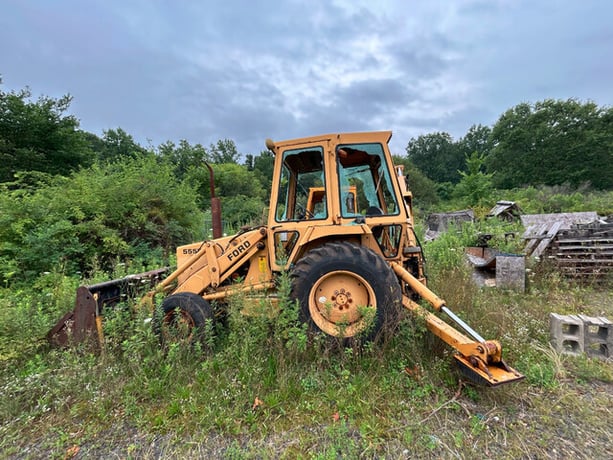 Ford #555-series, backhoe loader - with good tires and attachments. - Image 2