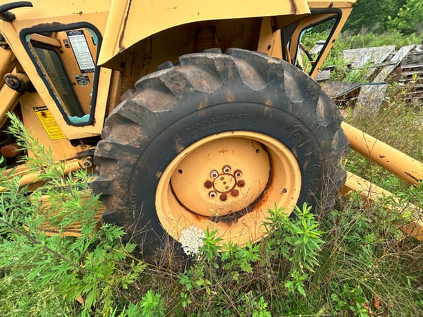 Ford #555-series, backhoe loader - with good tires and attachments. - Image 9