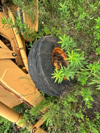 Ford #555-series, backhoe loader - with good tires and attachments. - Image 10