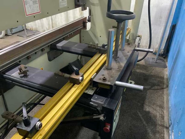 60 Ton, Accurpress, Advantage #7608, CNC press brake, 8' overall, 52" between housing, 8" stroke, 10" throat - Image 7