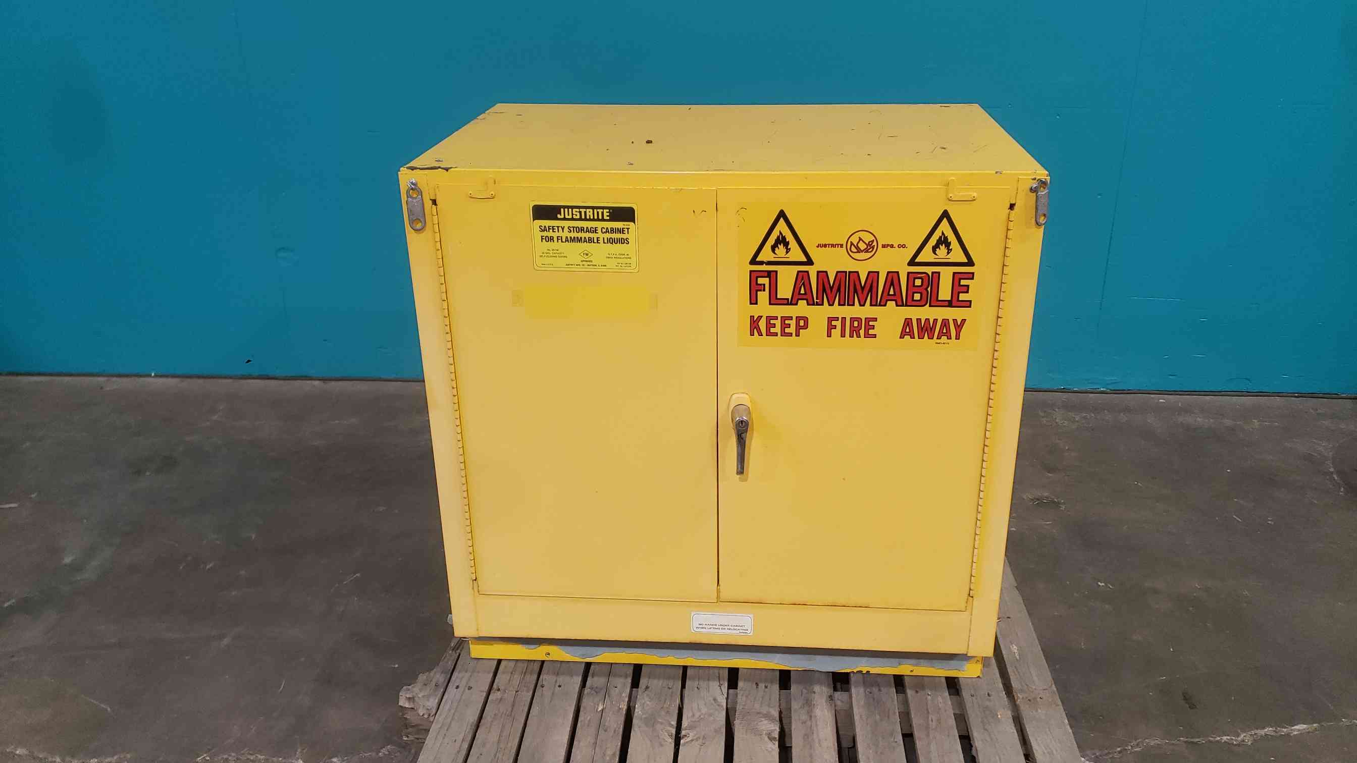 Justrite #25732, 35" 22 Gal. Flammable Liquid Storage Cabinet - Image 2