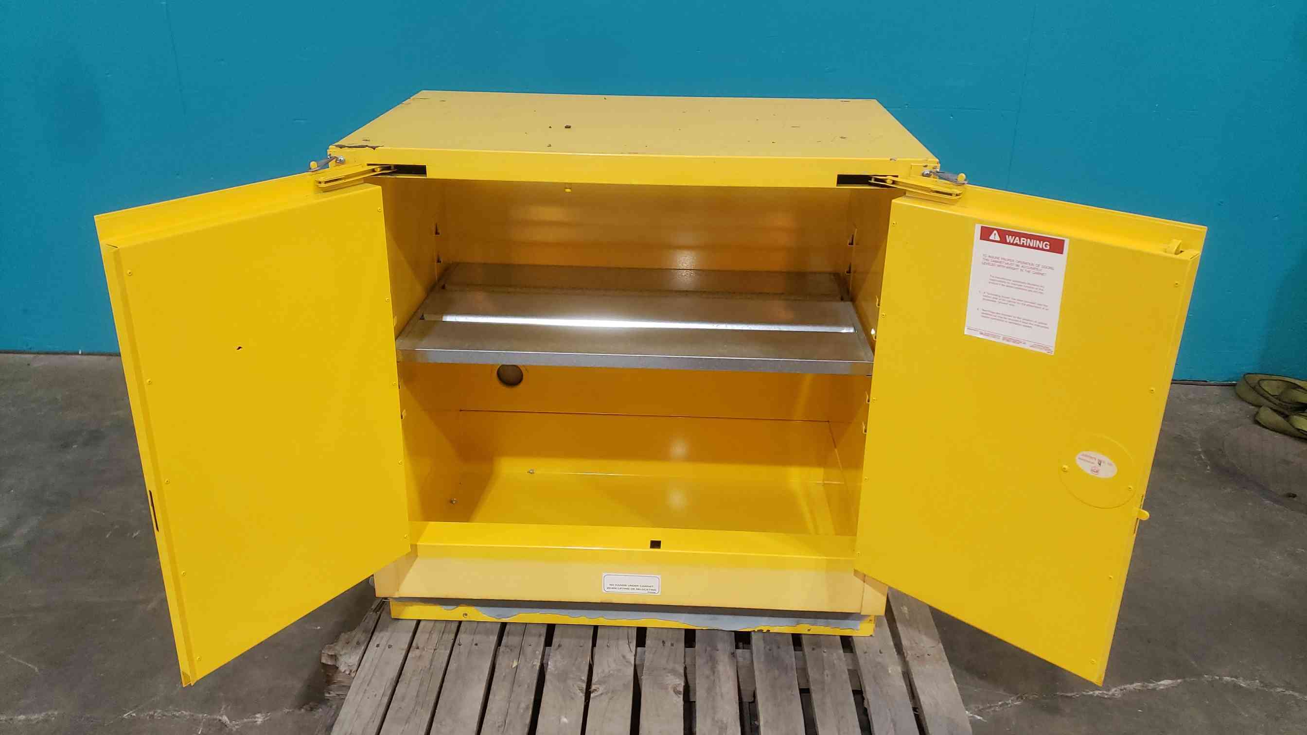 Justrite #25732, 35" 22 Gal. Flammable Liquid Storage Cabinet - Image 5