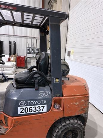 6000 lb. Toyota #7FGU30, forklift, propane, 187" max. fork height, 4-cyl., 57 HP, power shift, 10100 lb. - Image 4