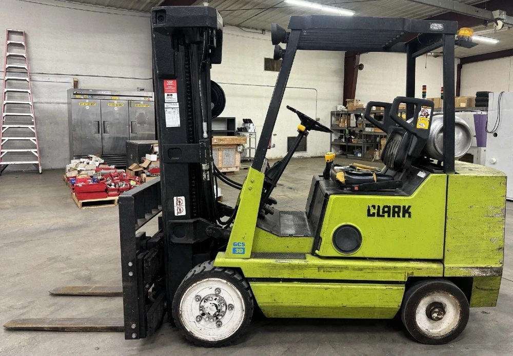 4675 lb. Clark #GCS30MB, propane forklift, cushion tire, side shift, 1985 - Image 2