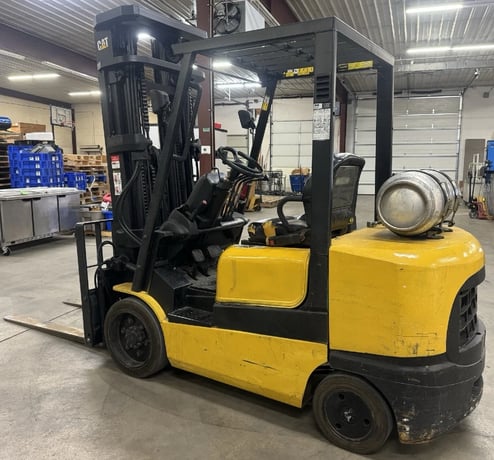 6000 lb. Caterpillar #GC30K, propane forklift, cushion tires, 3 stage, 130" lift height, 2000 - Image 3