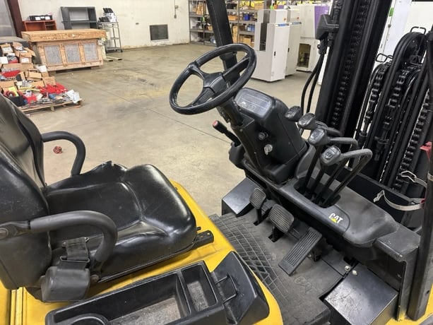 6000 lb. Caterpillar #GC30K, propane forklift, cushion tires, 3 stage, 130" lift height, 2000 - Image 6